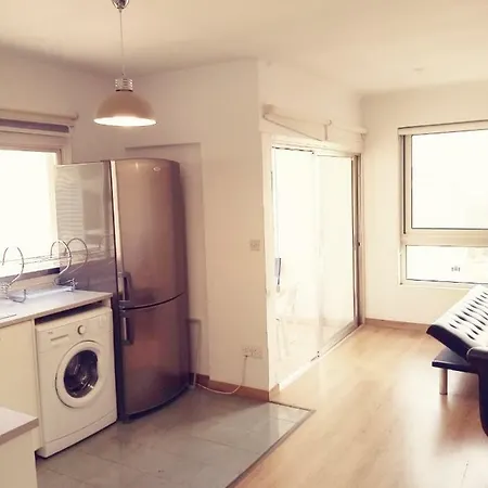 Oceanic 2 Bed Next To The Beach לימסול