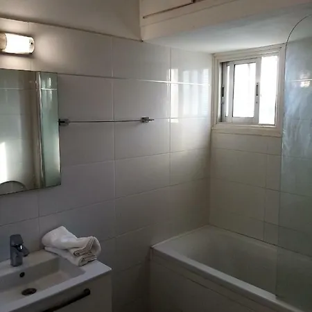 Oceanic 2 Bed Next To The Beach לימסול
